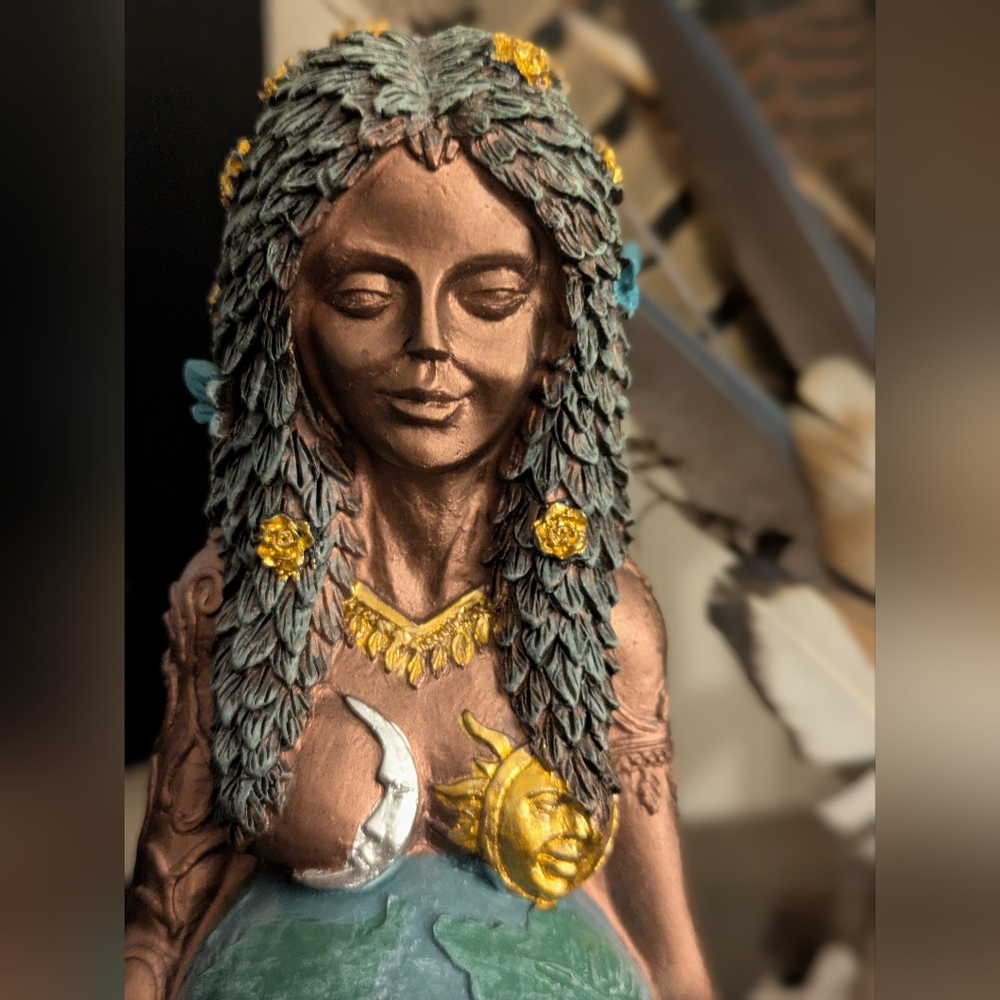 Gaia Fertility Statue - Picture 2 of 9